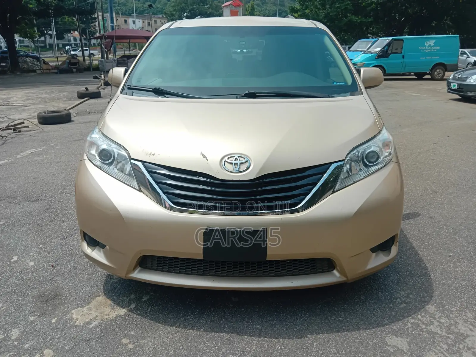 Toyota Sienna 2011 Gold