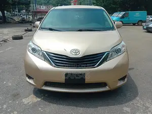 Toyota Sienna 2011 Gold