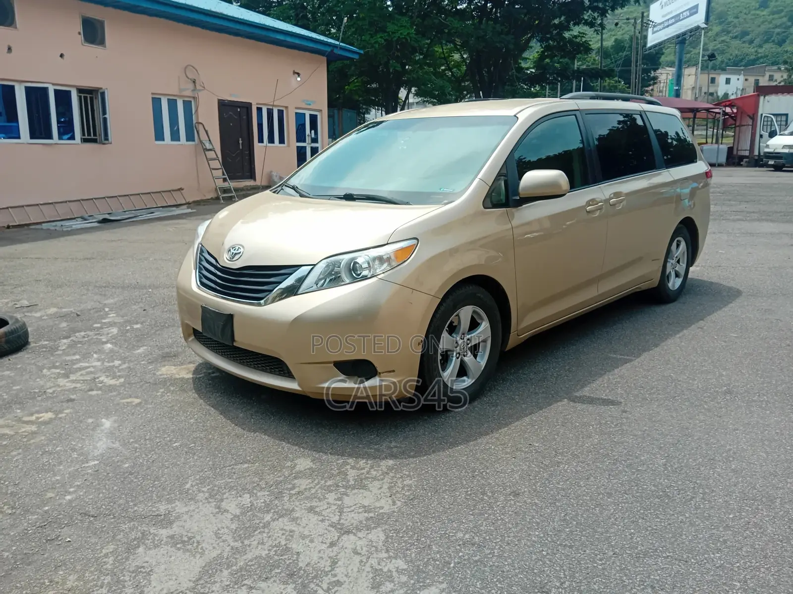 Toyota Sienna 2011 Gold