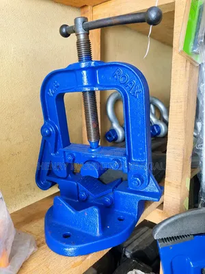 Hinged Bench Pipe Vise 6"