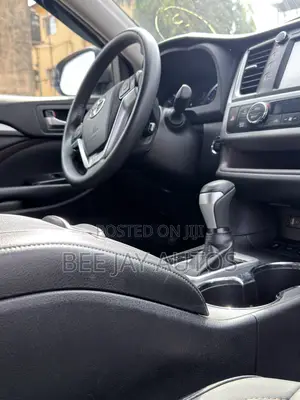 Toyota Highlander XLE 4x2 V6 (3.5L 6cyl 8A) 2017 Blue