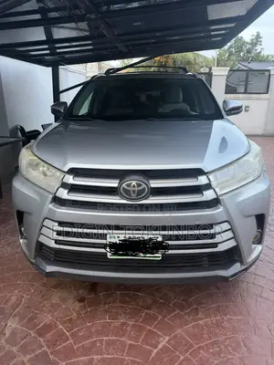 Toyota Highlander LE 4x4 V6 (3.5L 6cyl 8A) 2018 Silver