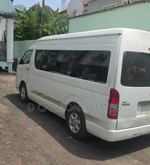 Toyota HiAce 2015 White
