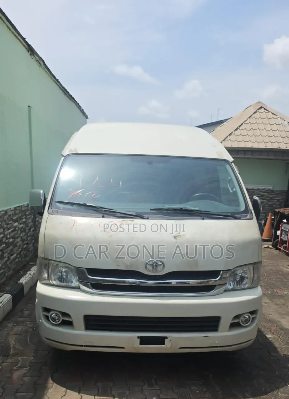 Toyota HiAce 2015 White