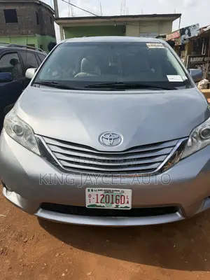 Toyota Sienna XLE AWD 7-Passenger 2013 Silver