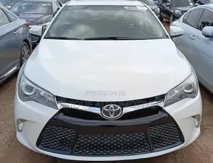 Toyota Camry SE w/Special Edition Pkg (2.5L 4cyl 6A) 2016 White