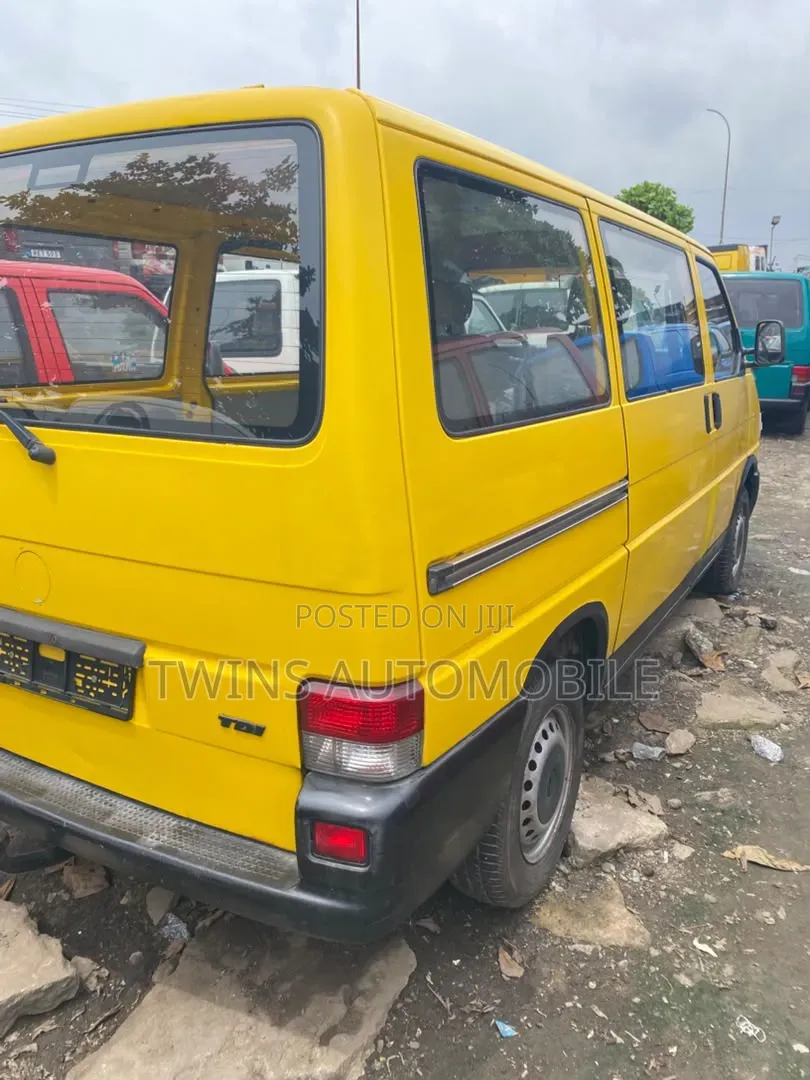Volkswagen Transporter 2000 Yellow