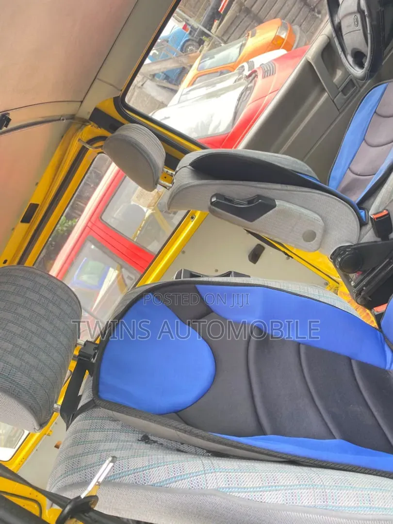 Volkswagen Transporter 2000 Yellow