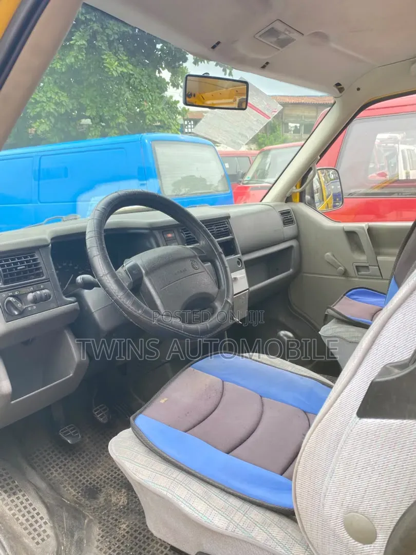 Volkswagen Transporter 2000 Yellow