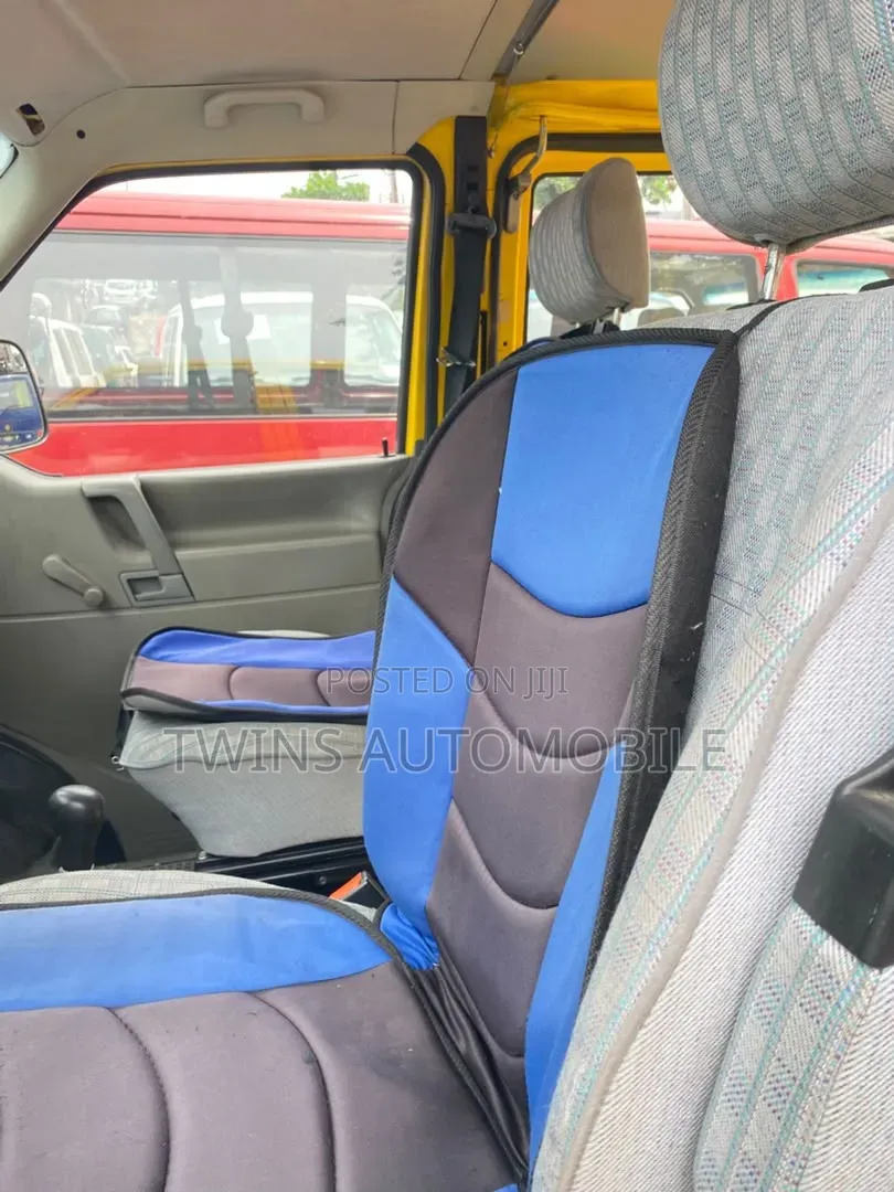 Volkswagen Transporter 2000 Yellow
