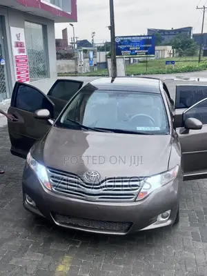 Toyota Venza XLE 2011 Gold
