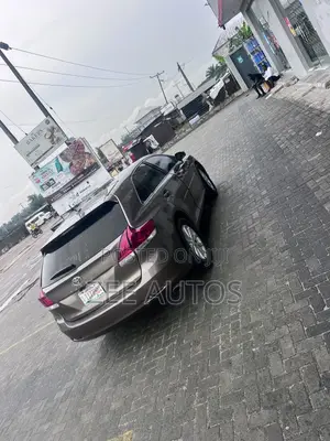 Toyota Venza XLE 2011 Gold