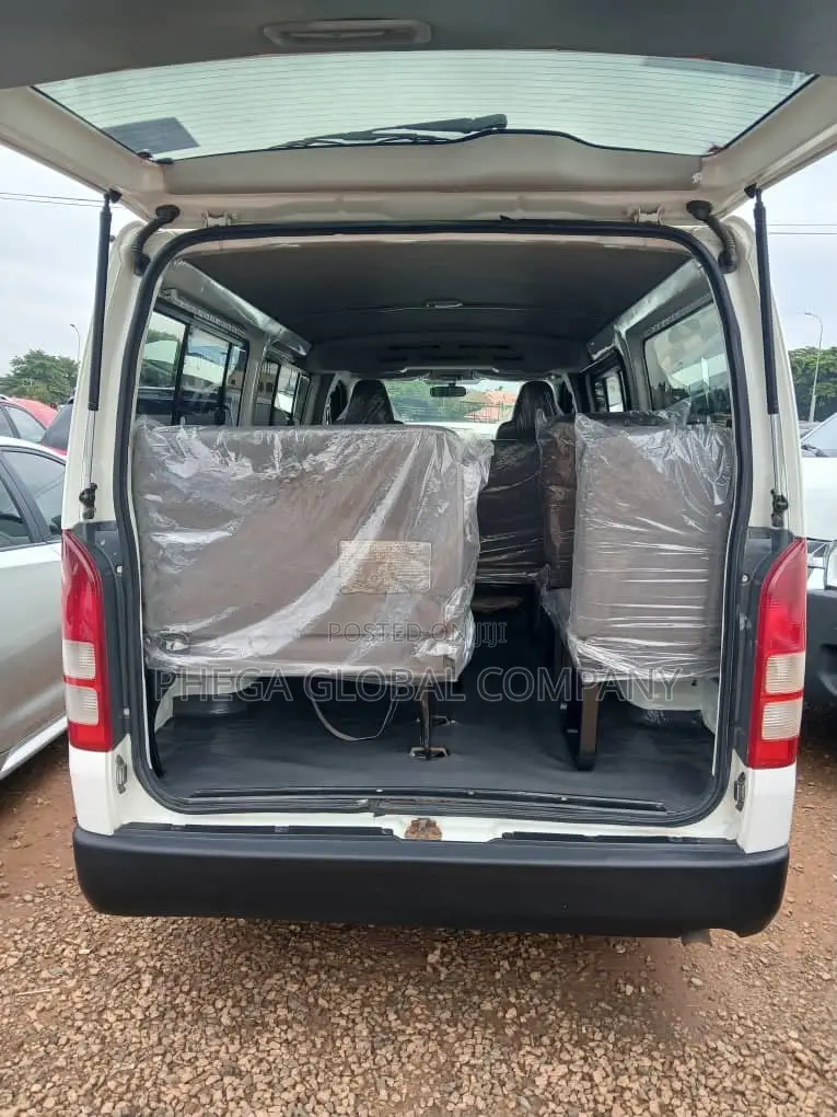 Toyota HiAce 2014 White