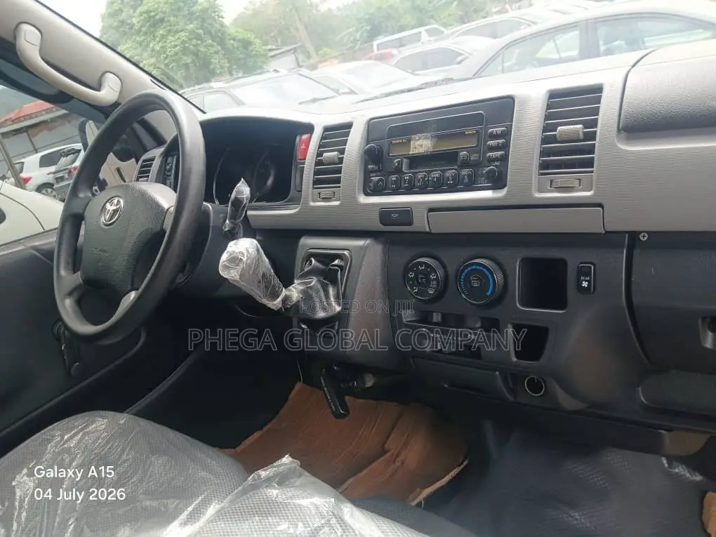 Toyota HiAce 2014 White