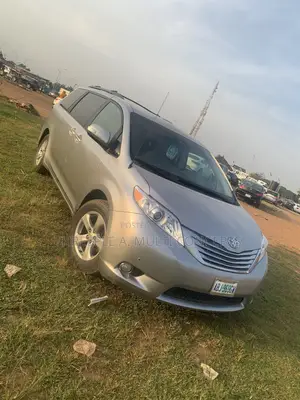 Toyota Sienna 2011 Silver