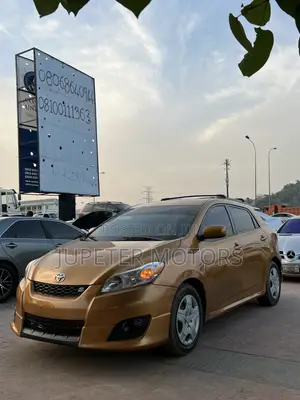 Toyota Matrix S Hatchback FWD (2.4L 4cyl 5A) 2009 Gold