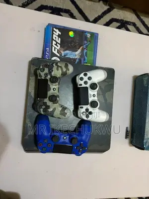 PS4 + 3 Pads and Fc 24