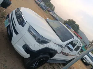 Toyota Hilux SR 4x4 2017 White