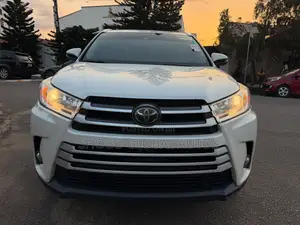 Toyota Highlander XLE 4x2 V6 (3.5L 6cyl 8A) 2017 White