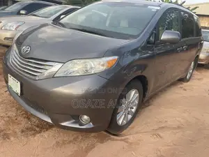 Toyota Sienna 2010 Pearl
