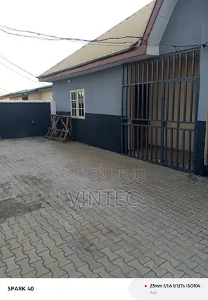 2bdrm Block of Flats in Federal Housing, Karu for rent