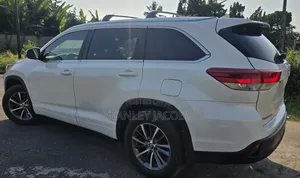 Toyota Highlander XLE 4x4 V6 (3.5L 6cyl 8A) 2018 Off white