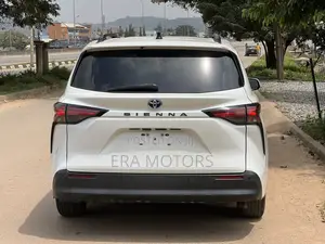 Toyota Sienna 2022 White
