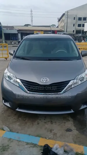 Toyota Sienna LE 8-Passenger 4dr Minivan (3.5L 6cyl 6A) 2014 Gray