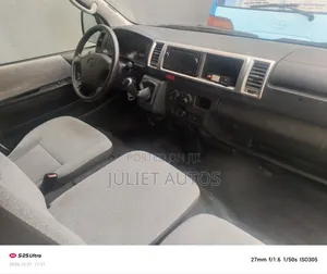Toyota HiAce 2017 White