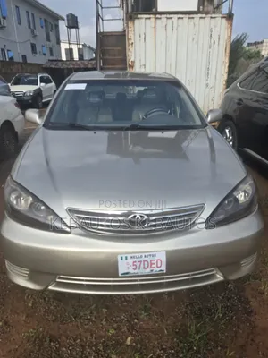 Toyota Camry LE 4dr Sedan (2.4L 4cyl 5A) 2005 Gold