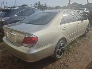 Toyota Camry LE 4dr Sedan (2.4L 4cyl 5A) 2005 Gold