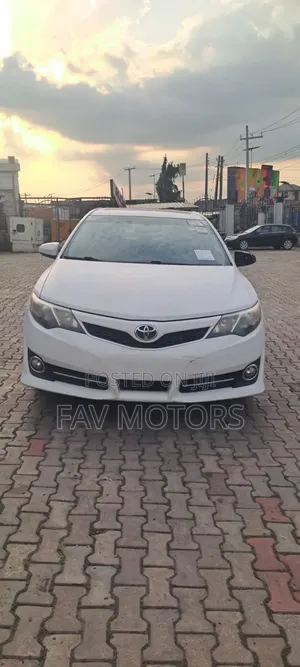 Toyota Camry SE 4dr Sedan (2.5L 4cyl 6A) 2013 White