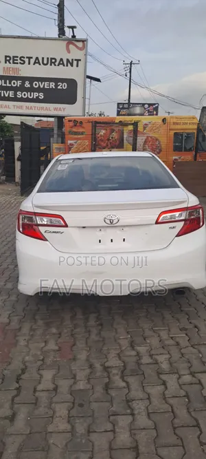 Toyota Camry SE 4dr Sedan (2.5L 4cyl 6A) 2013 White