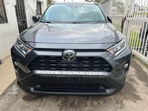 Toyota RAV4 XLE 2021 Gray