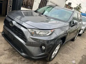 Toyota RAV4 XLE 2021 Gray