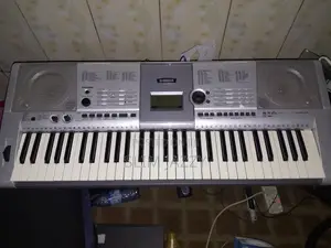 Genuine Yamaha PSR-E403 Keyboard – Titanium Silver (USED)