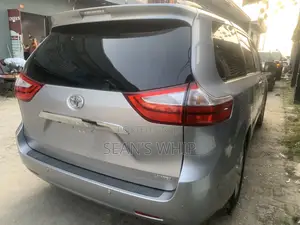 Toyota Sienna 2015 Silver