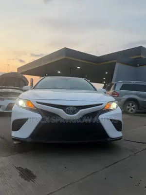 Toyota Camry SE FWD (2.5L 4cyl 8AM) 2018 White