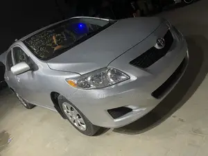 Toyota Corolla LE 4dr Sedan (1.8L 4cyl 4A) 2010 Silver