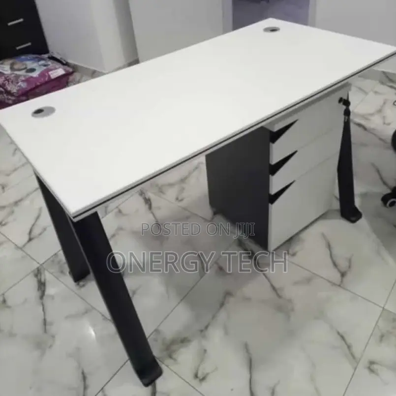 Modern Office Desk With 3 Movable Drawers