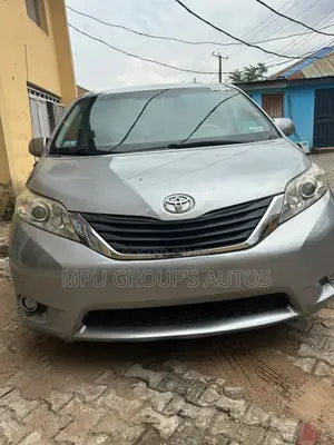 Toyota Sienna 2012 Silver