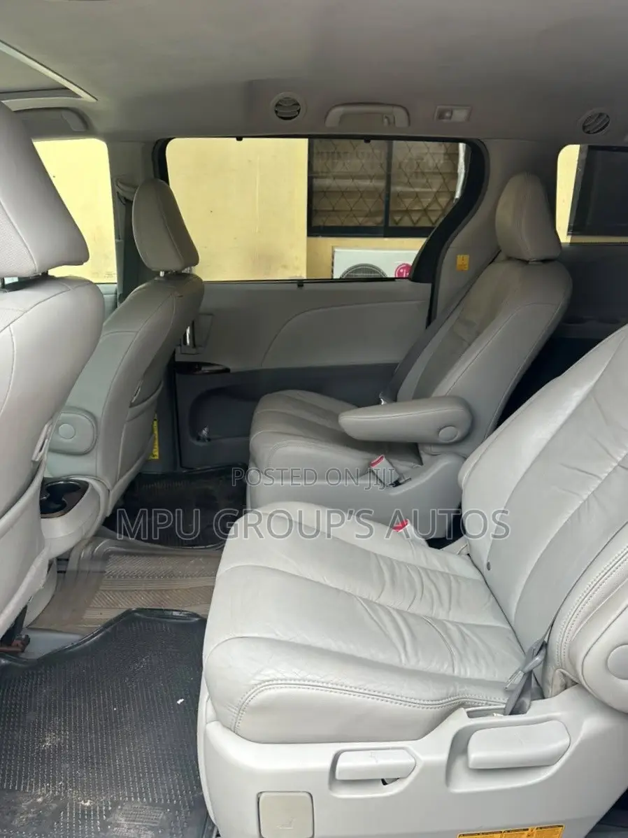 Toyota Sienna 2012 Silver