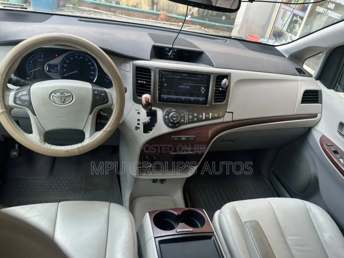 Toyota Sienna 2012 Silver