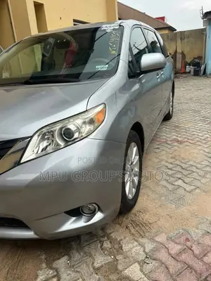 Toyota Sienna 2012 Silver