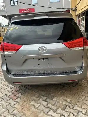 Toyota Sienna 2012 Silver