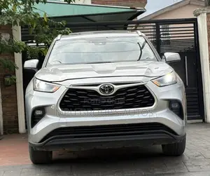 Toyota Highlander XLE 2022 Silver
