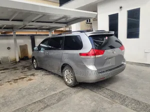 Toyota Sienna 2012 Silver