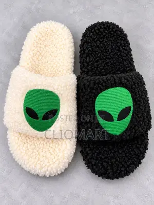 Bouclé Fleece Alien Graphic Lounge Slides