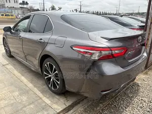 Toyota Camry SE FWD (2.5L 4cyl 8AM) 2018 Gray