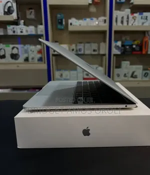 Laptop Apple MacBook Pro 2022 M2 8GB Apple M2 SSD 256GB